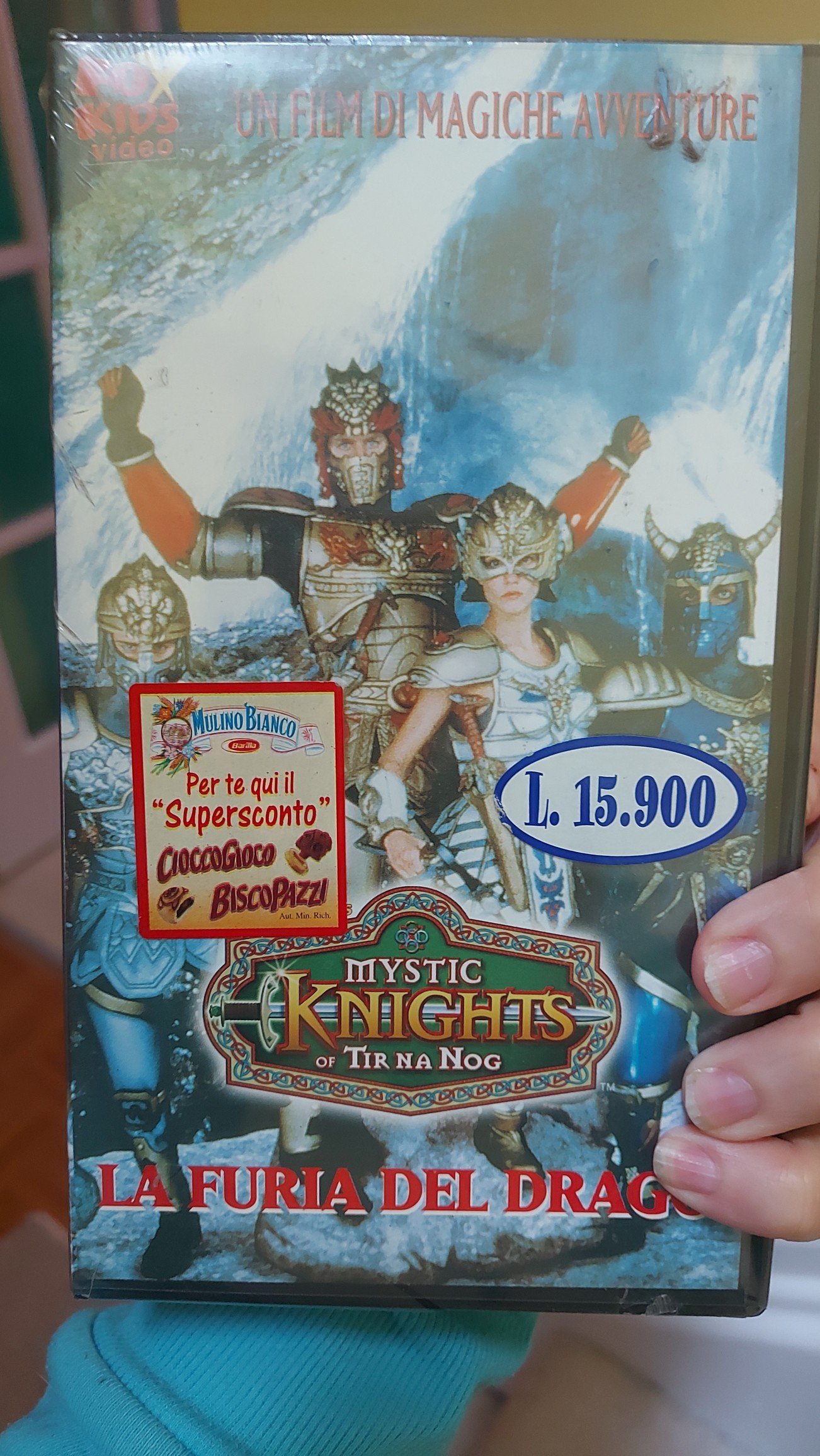 Picture of the front cover of clamsell VHS tape #2 from the Italian home release.